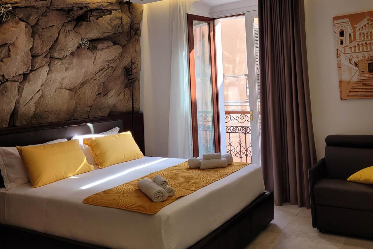 Palazzo Ferrucci Luxury Suites Кальярі Екстер'єр фото